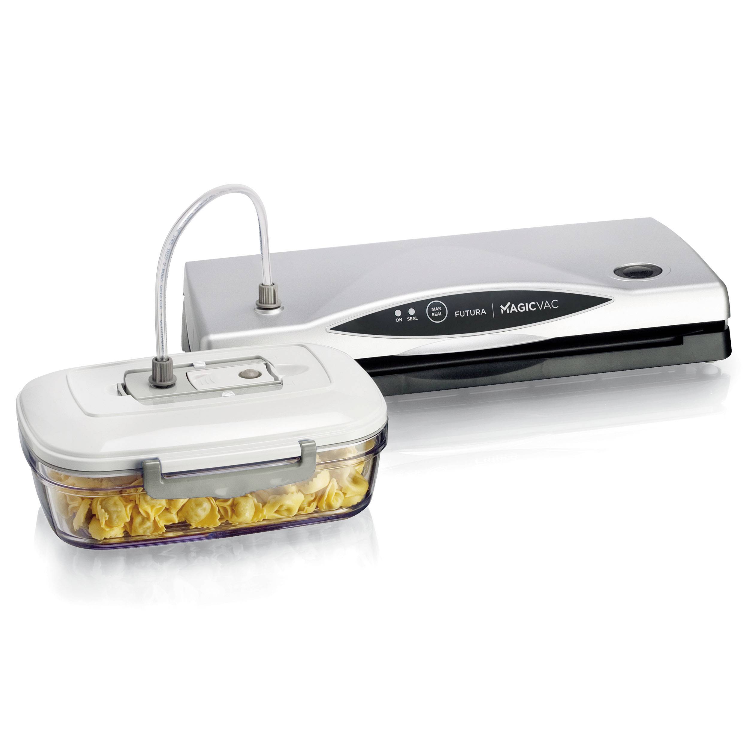 Vacuüm-verpakkingsapparaat naast een transparante vershouddoos met pasta. Het apparaat heeft een modern design, de doos is transparant met een witte deksel en een slangaansluiting.