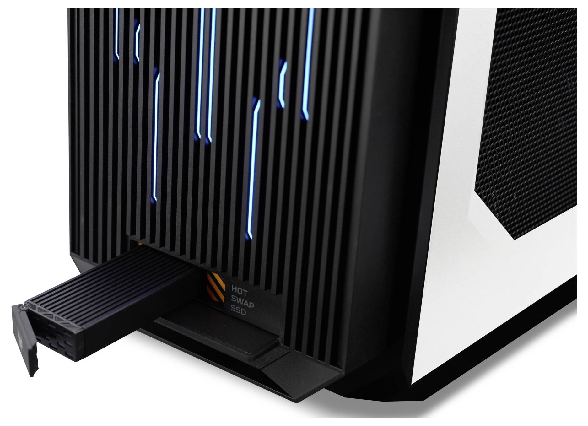 Computerbehuizing met een zwart-witte voorkant en oplichtende blauwe lijnen. Een hot-swap-sleuf voor een SSD staat open.