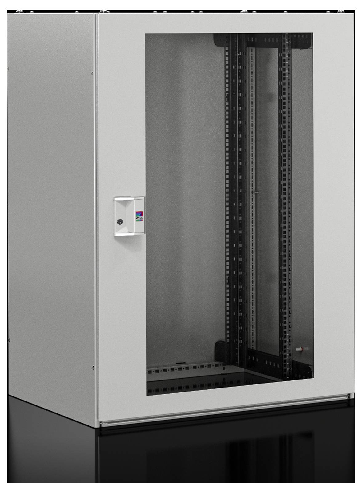 Een lege, witte serverrack met glazen deur op een reflecterende vloer. Het interieur toont verticale montagerails.