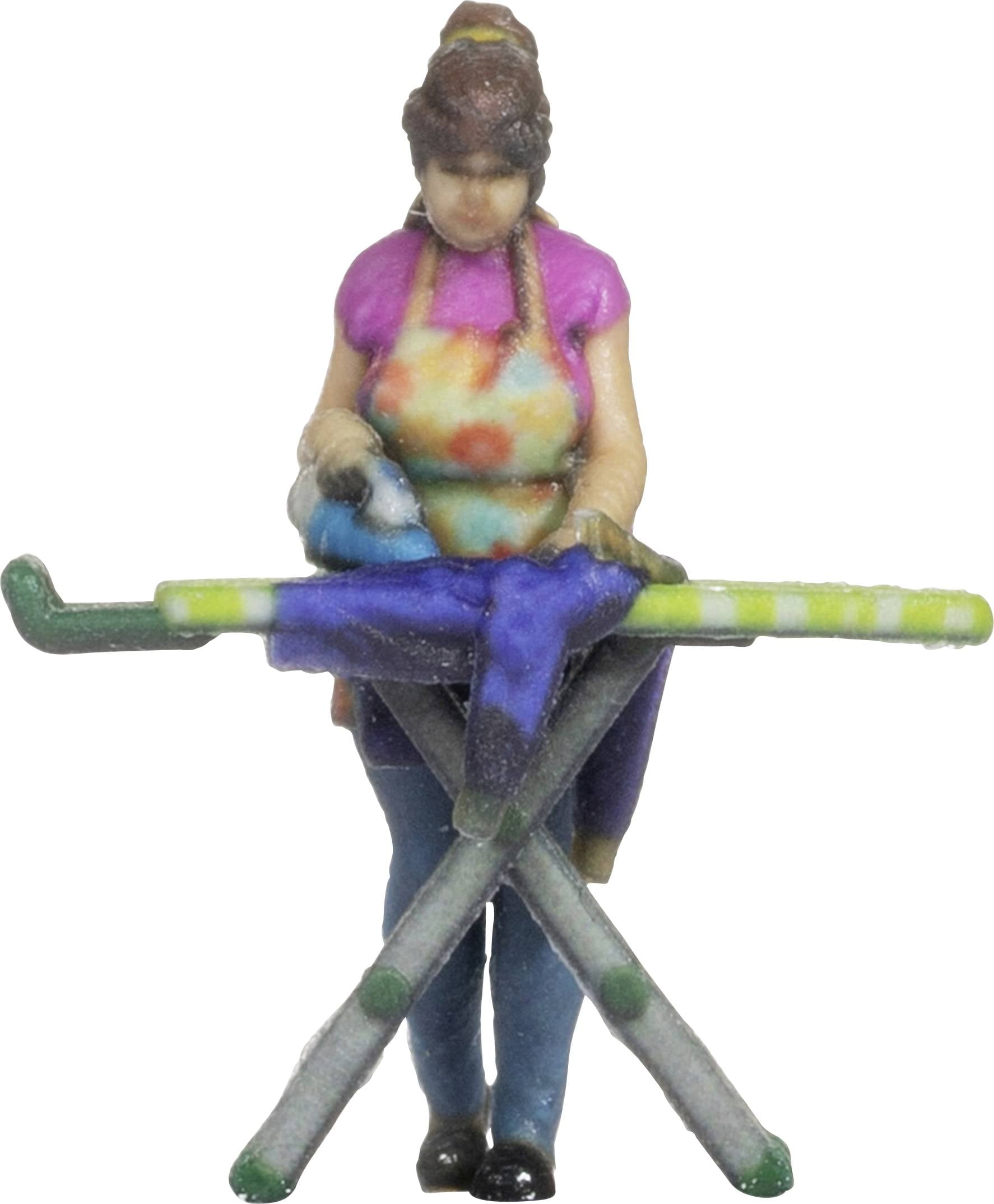 Een vrouw strijkt een kledingstuk op een strijkplank, geconcentreerd bezig met huishoudelijk werk.
