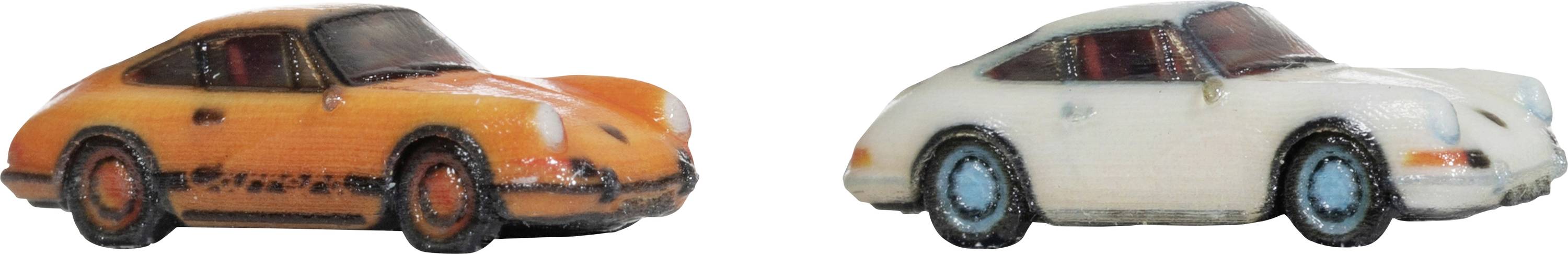 Twee modelauto's: Een oranje auto links en een witte auto rechts, beide met racingstrepen en blauwe velgen in zij-aanzicht.