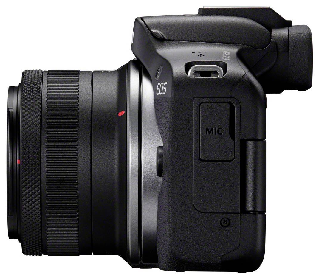 Zijaanzicht van een zwarte digitale spiegelreflexcamera met microfoonaansluiting, waarbij bedieningselementen en objectiefdetails zichtbaar zijn.