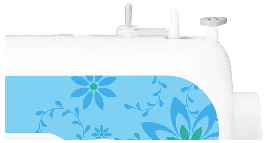 Witte naaimachine met een blauw bloempatroon. Bovenste deel van de machine met instelknoppen zichtbaar.