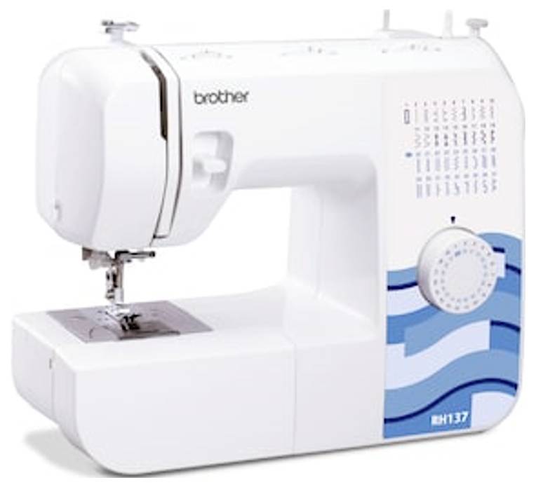 Een witte naaimachine met meerdere steekopties aan de voorkant, modelnummer RH137.