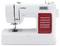 Witte naaimachine met digitaal display en verschillende steekpatronen op rode achtergrond. Bedrijfslogo bovenaan zichtbaar.