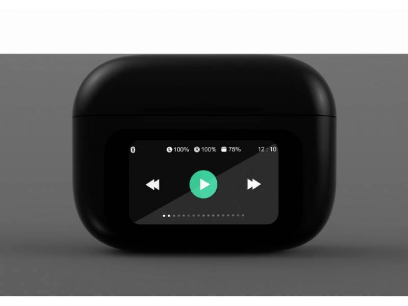 Een zwarte draadloze oplaadcase met een digitaal display. Op het scherm zijn afspeelknoppen en batterijniveau-indicatoren zichtbaar.