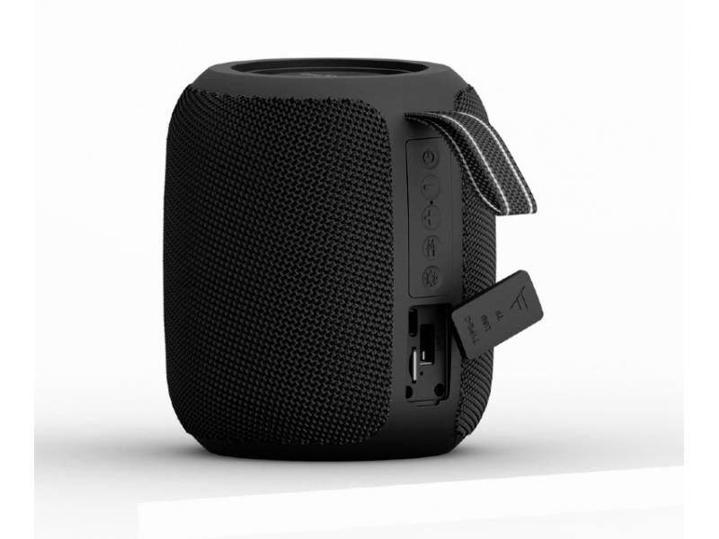 Zwarte draagbare luidspreker met gestructureerde stof, afneembare draaglus en aansluiting voor USB-oplaadkabel zichtbaar.