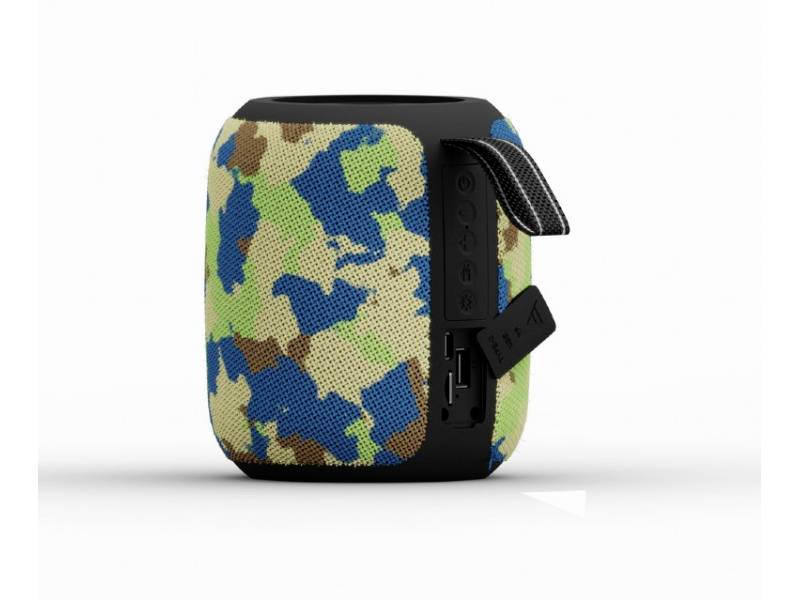 Draagbare luidspreker met camouflagepatroon in blauw-, groen- en bruinachtige tinten. Bevat knoppen en een USB-aansluiting aan de zijkant.