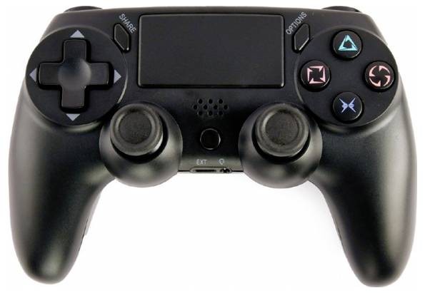 Een zwarte game-controller met twee joysticks, een D-pad en verschillende knoppen, waaronder driehoek, cirkel, kruis en vierkant.
