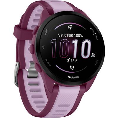 Een sporthorloge met een roze polsband toont de datum 'Za 01', een batterijindicator van 100%, de tijd '10:10' en een afgelegde afstand van 13,5 km.