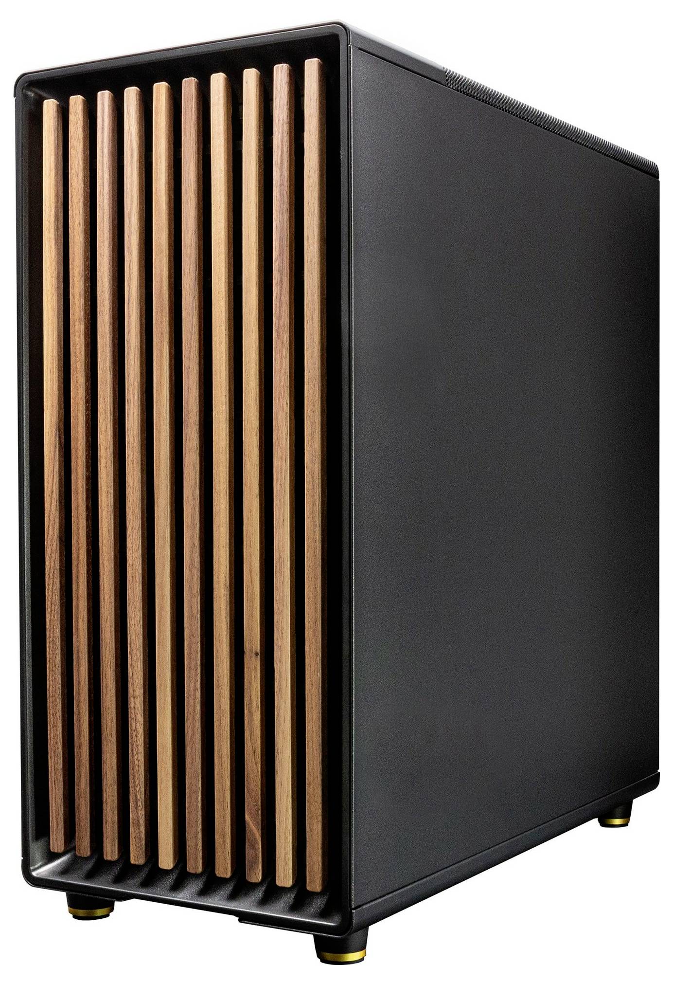 Een zwarte computerbehuizing met houten ventilatiesleuven aan de voorkant, staat op een lichte ondergrond.