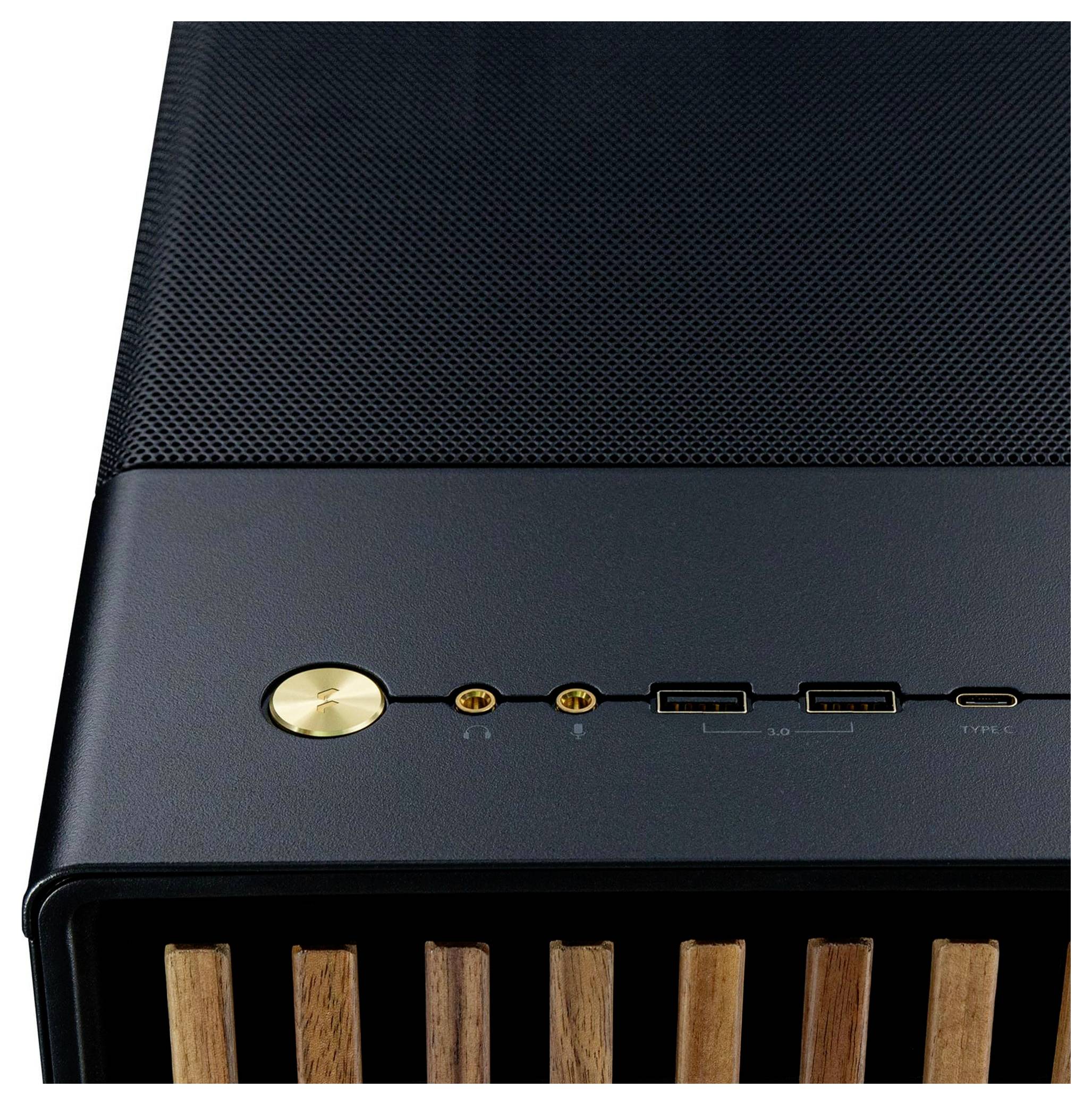 Een zwart computerbehuizing met een gouden aan/uit-knop, twee USB-poorten en houten bekleding aan de voorkant.