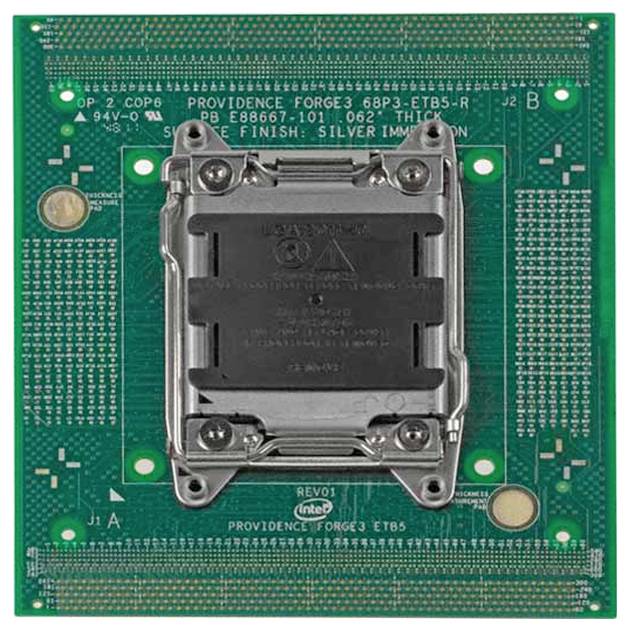 Een groene CPU-fitting met zichtbare metalen contacten en montageplaatjes, ontworpen voor het installeren van een processor op een moederbord.
