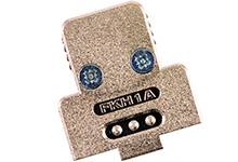 Een zilveren adapter met het opschrift 'PKH1A', twee blauwe schroeven en drie metalen contactpunten aan de onderkant.
