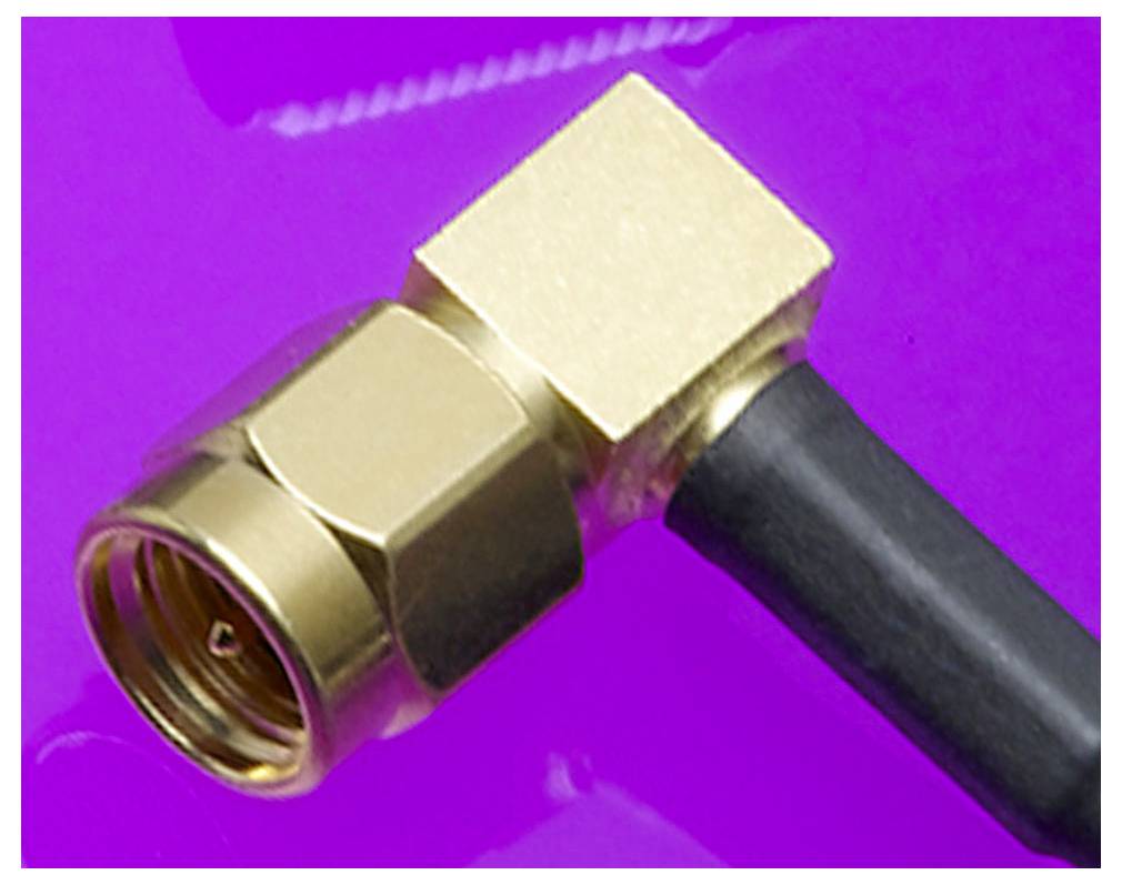Een gouden, rechthoekige coaxiale adapter met een zwart kabel op een paarse achtergrond.