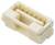 Een beige stekker met zes metalen pinnen, geschikt voor elektronische verbindingen in apparaten en schakelingen.