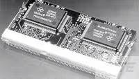 Zwart-wit foto van een computerchip met zichtbare schakelingen en printplaatstructuren, tekst op de chip is wazig.