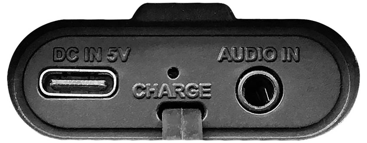 'DC IN 5V' USB-C-, 'CHARGE'- en 'AUDIO IN'-aansluitingen op een elektronisch apparaat, tonen laad- en audio-aansluitmogelijkheden.