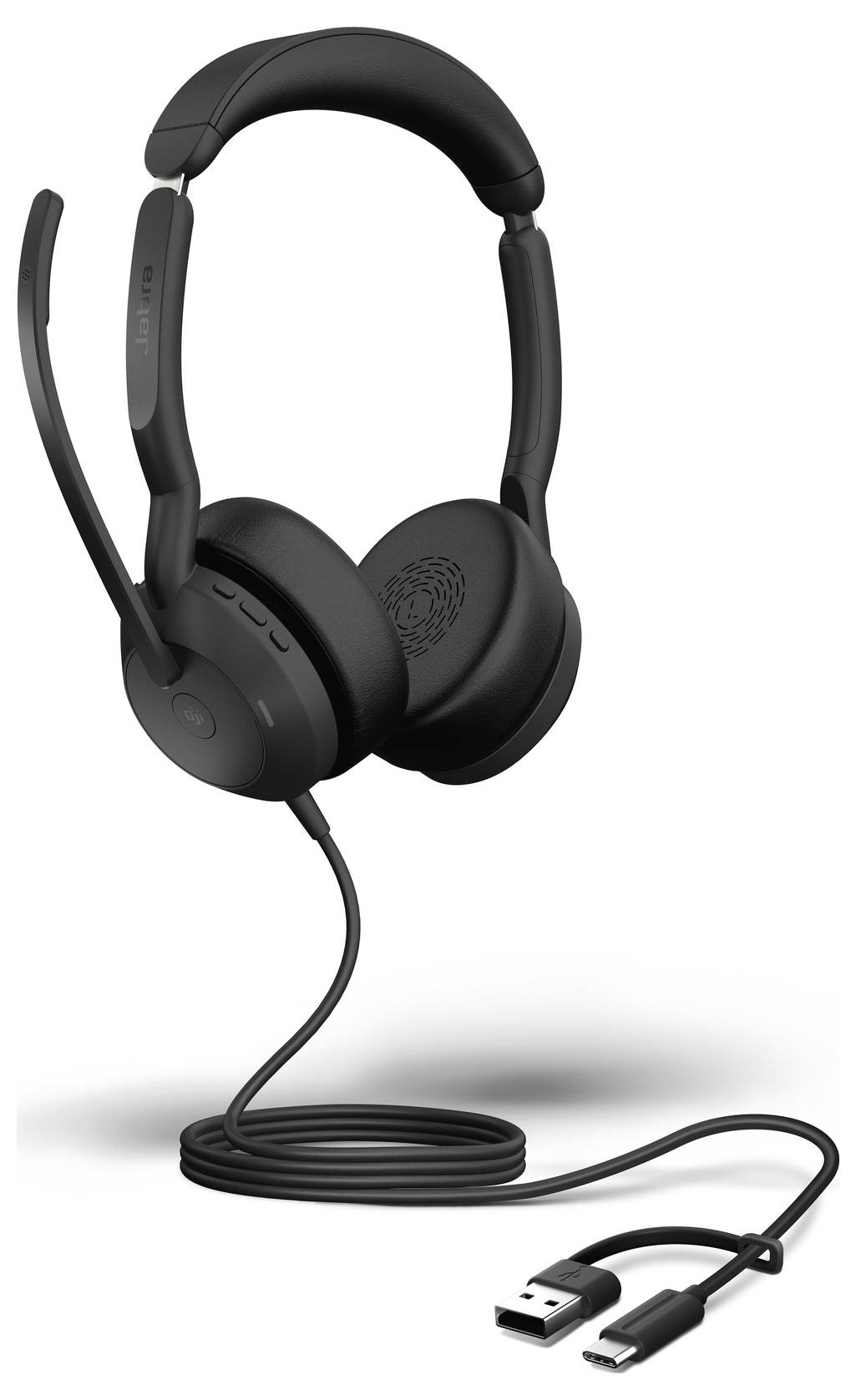 Een zwarte over-ear headset met microfoon en USB-aansluiting.