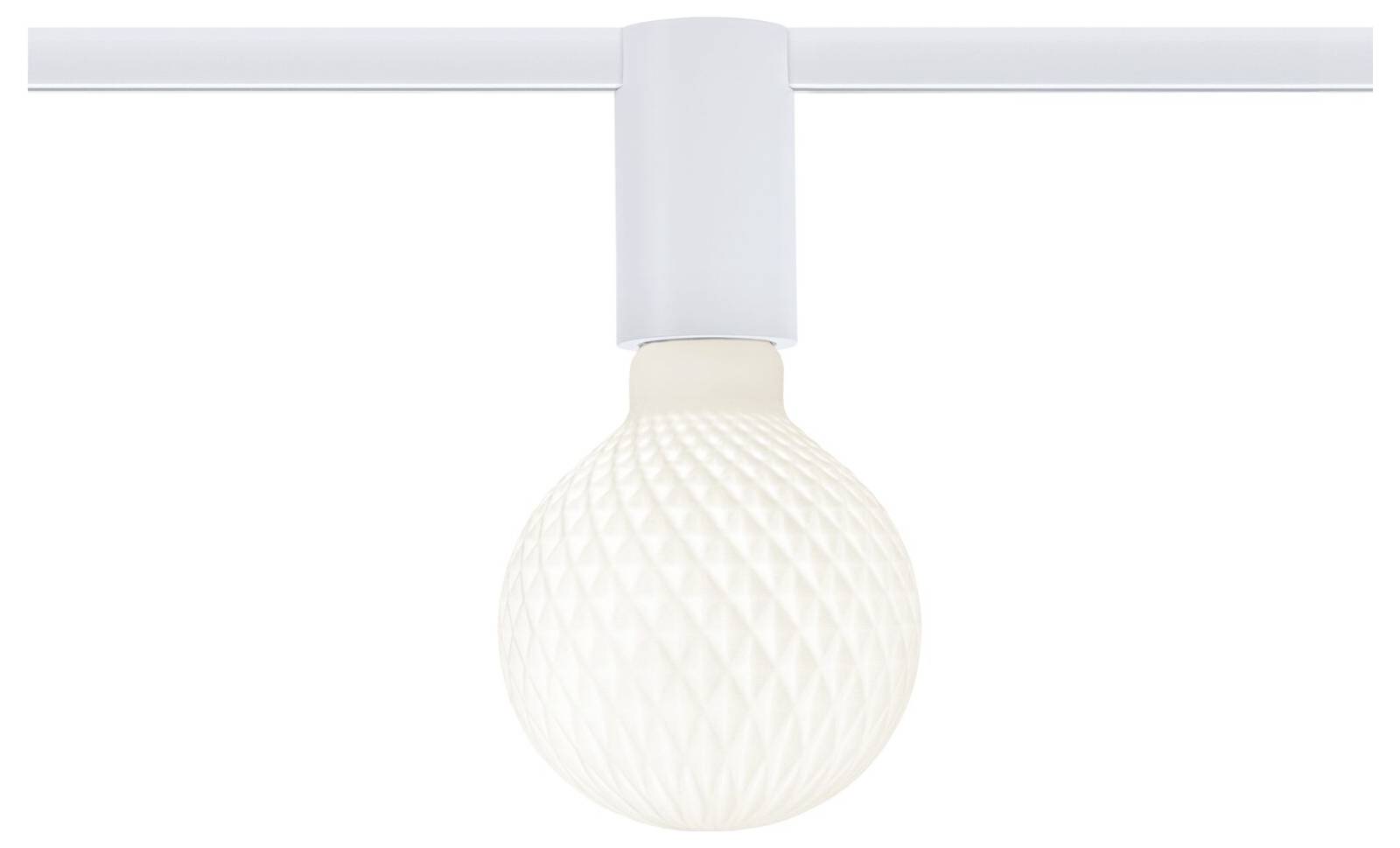 Witte plafondlamp met gestructureerd bolvormig glas, gemonteerd aan een rail. Hij verlicht de ruimte gelijkmatig en modern.