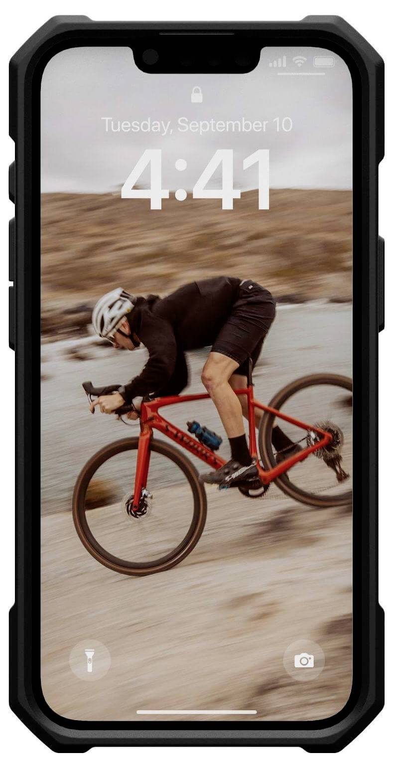 Een rode fiets rijdt snel door een rotsachtig landschap. De fietser draagt een helm. Op het telefoonscherm zijn de tijd 4:41 en de datum 'Dinsdag, 10 september' te zien.