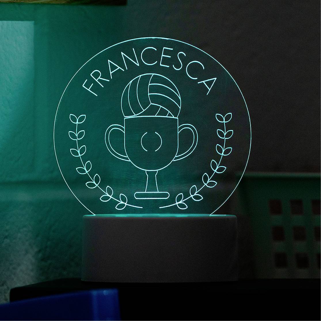 Lichtgevende acryl-trofee met de naam 'Francesca' en een gegraveerd pokaalsymbool, omringd door een lauwerkrans.