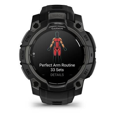 Zwarte sporthorloge toont een fitnessprogramma met de tekst 'Perfect Arm Routine 33 Sets' en een gestileerd lichaamsdiagram.