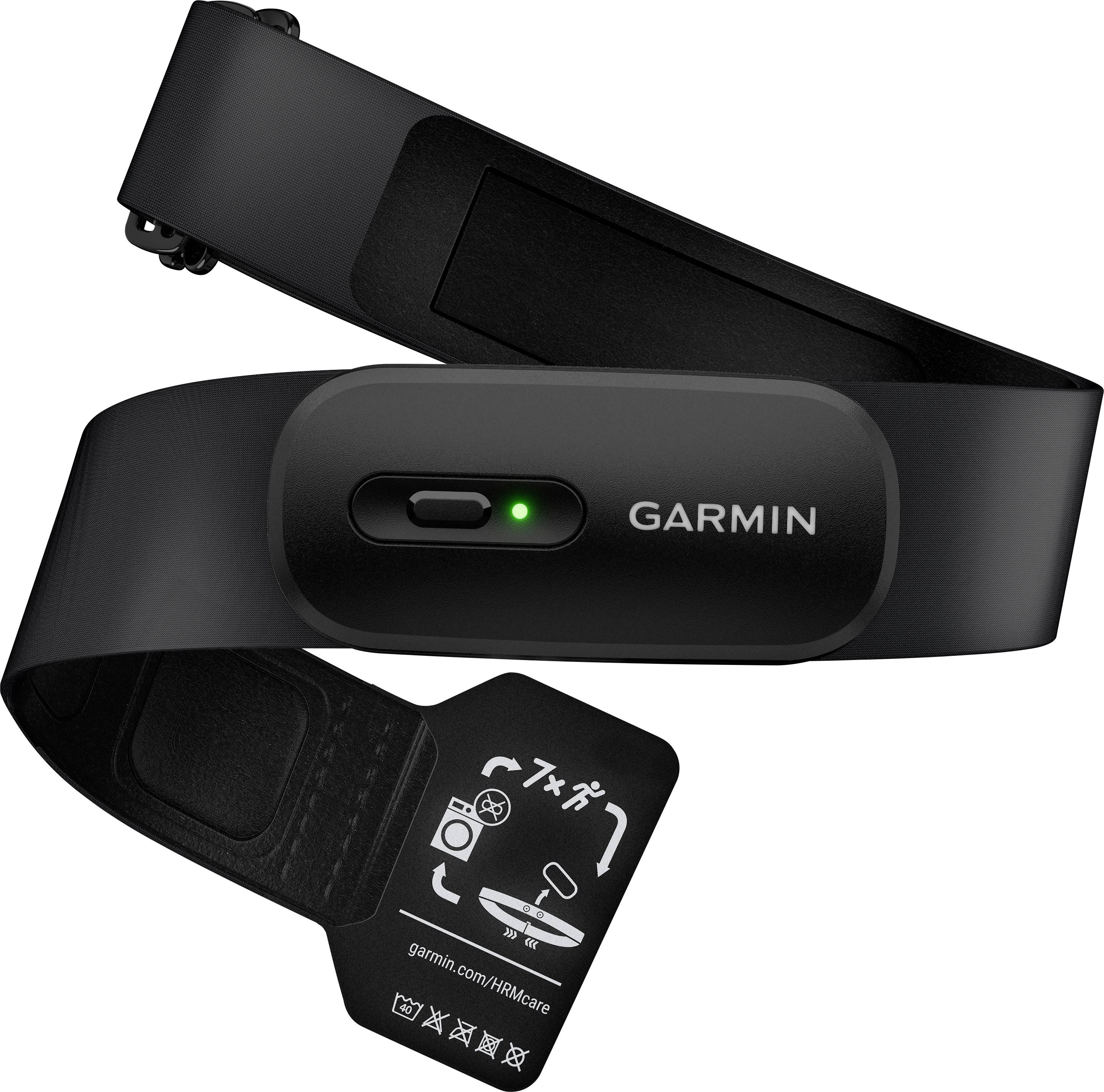 Een zwarte Garmin hartslagmeter met verstelbare borstband. Een groene LED geeft aan dat het apparaat is ingeschakeld.