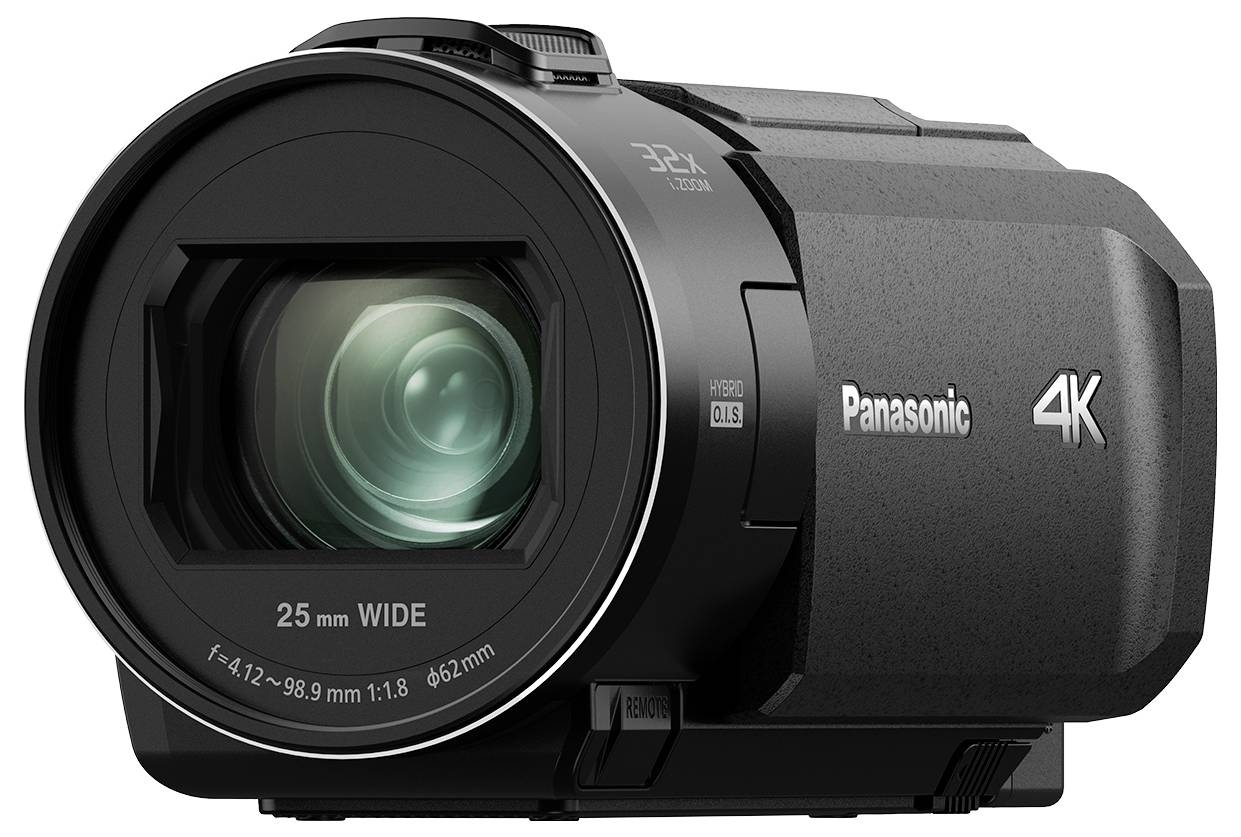 Zwarte 4K-camcorder met 32x zoomlens en Panasonic-logo aan de zijkant, geschikt voor hoogwaardige video-opnamen.