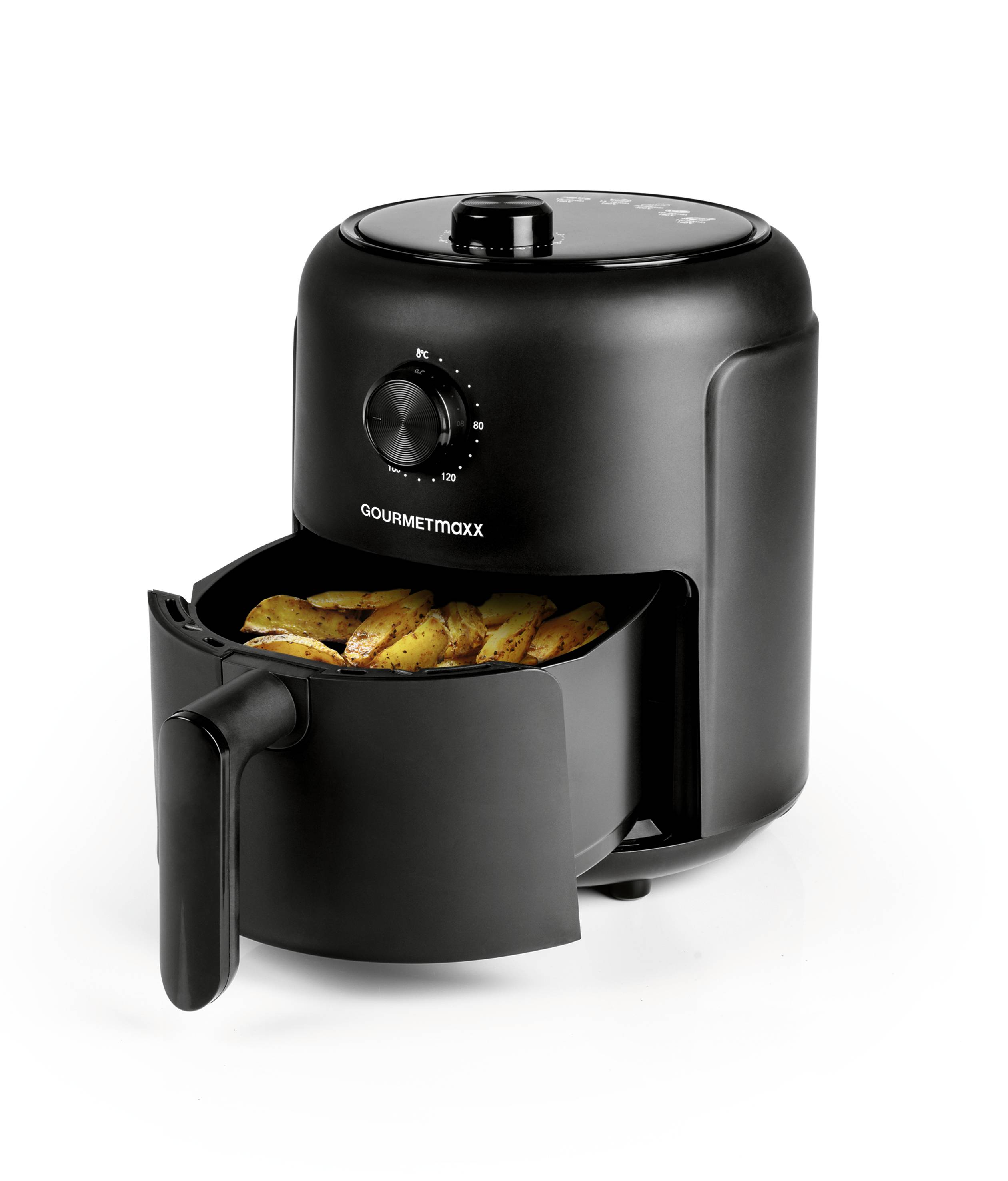 Zwarte airfryer met open mand, gevuld met goudbruine aardappelpartjes. Tijdinstelknop zichtbaar.