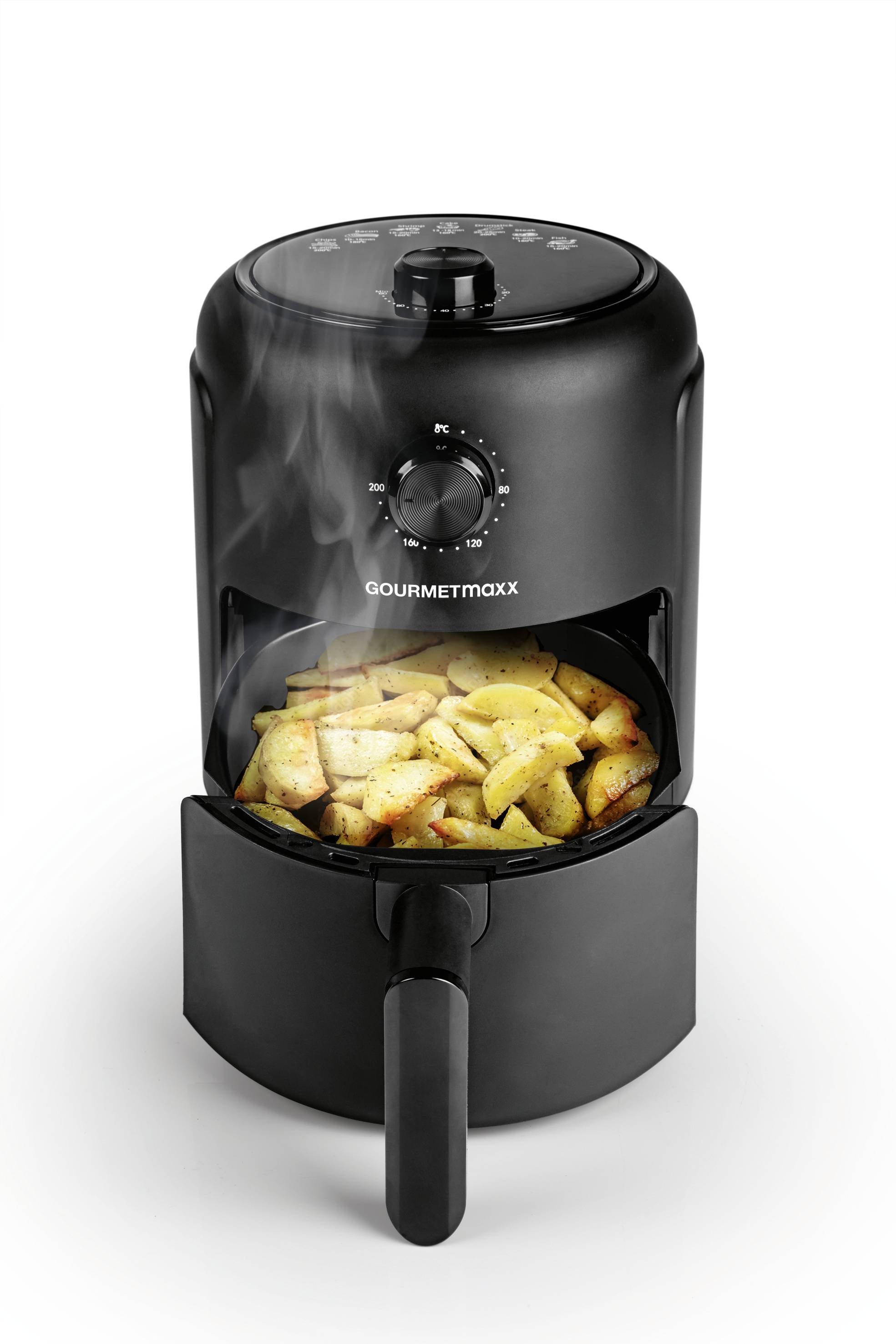 Een zwarte airfryer met een lade vol gebakken aardappelstukjes. Stoom stijgt op uit de airfryer.