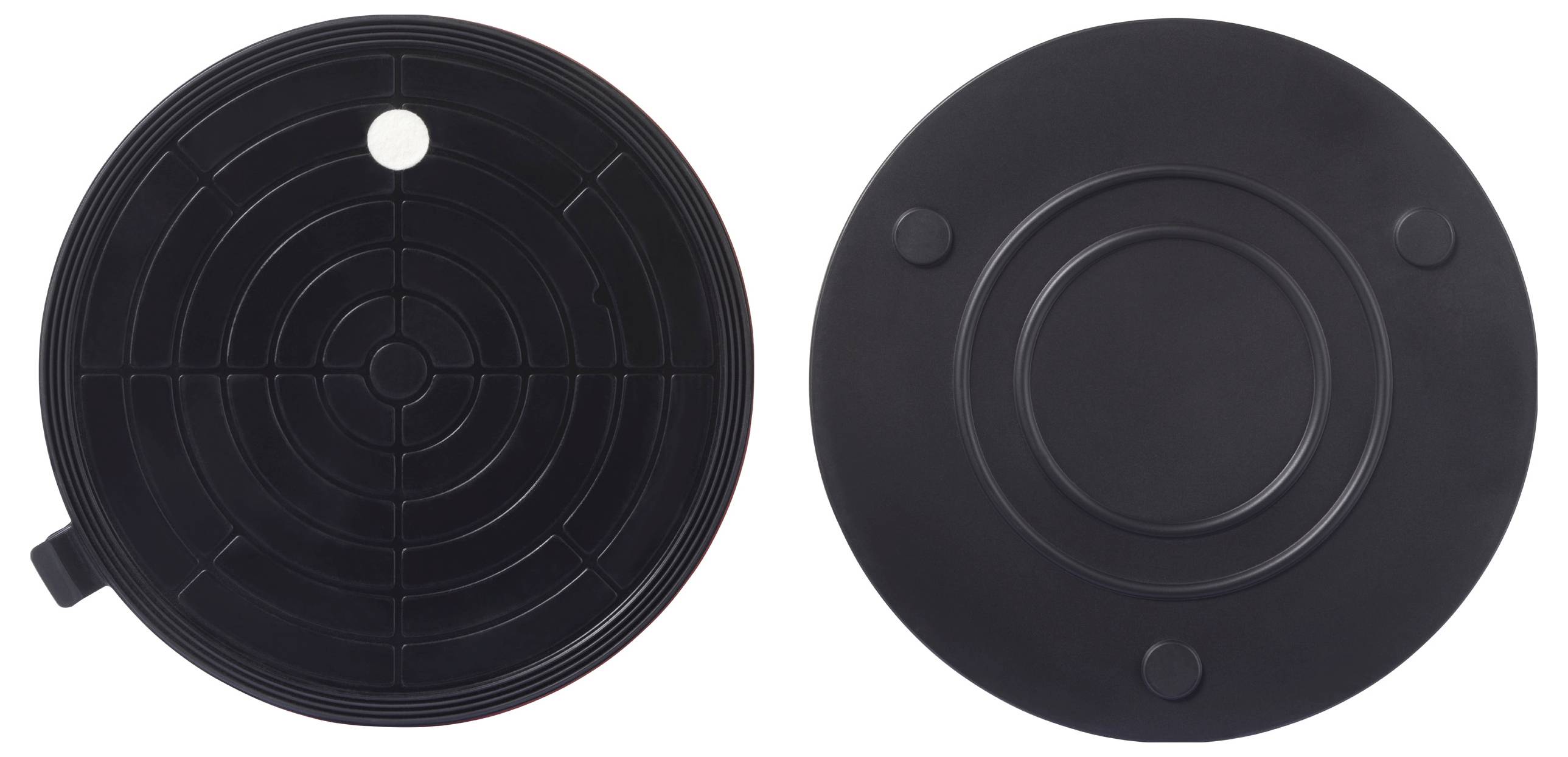 Twee zwarte ronde objecten, één met concentrische cirkels en een klein wit puntje bovenaan, de andere met een gladde oppervlakte en drie kleine verhogingen.