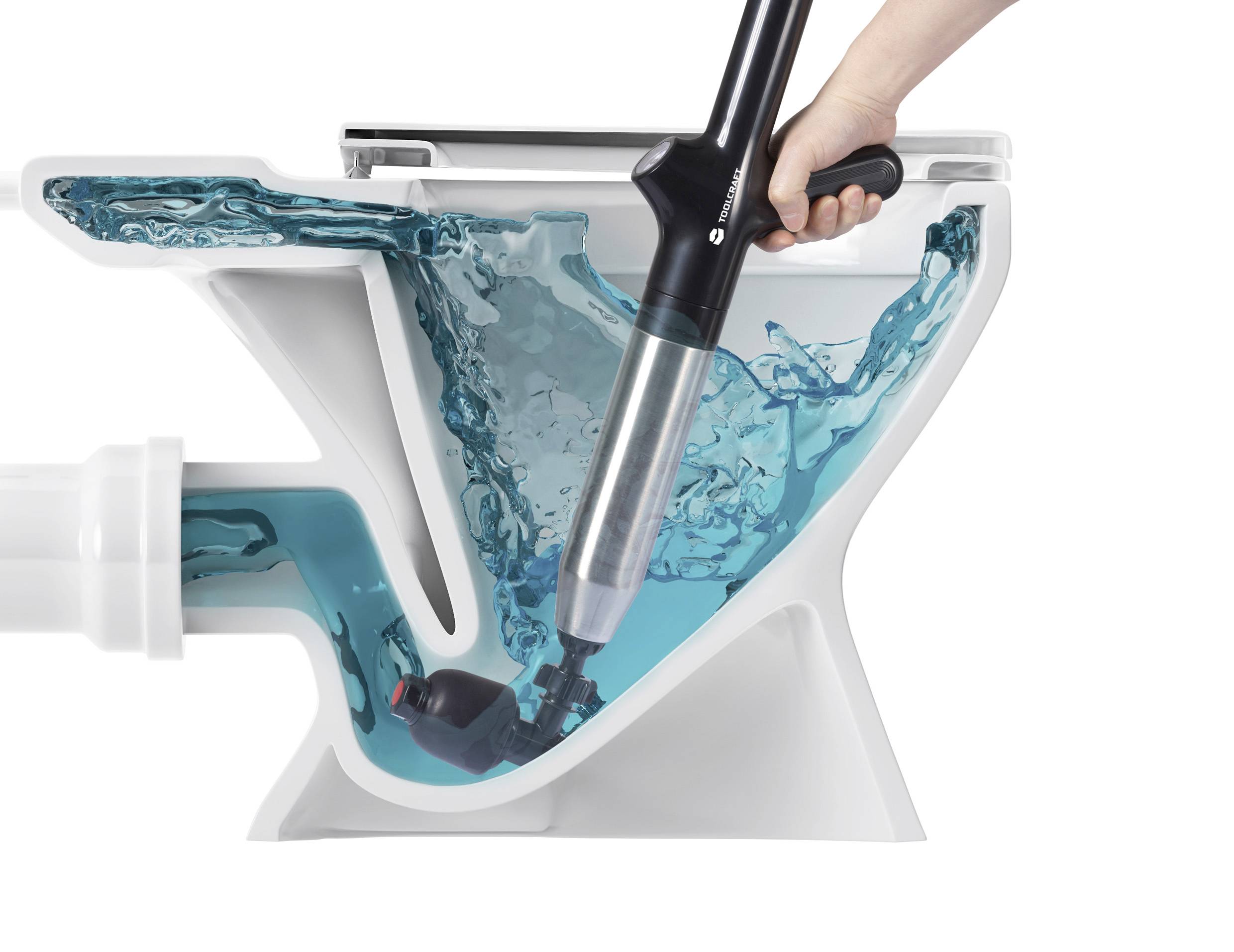 Doorsnede van een toilet met waterstroming; een apparaat verwijdert een verstopping in de sifon. Een hand houdt het apparaat stabiel vast.