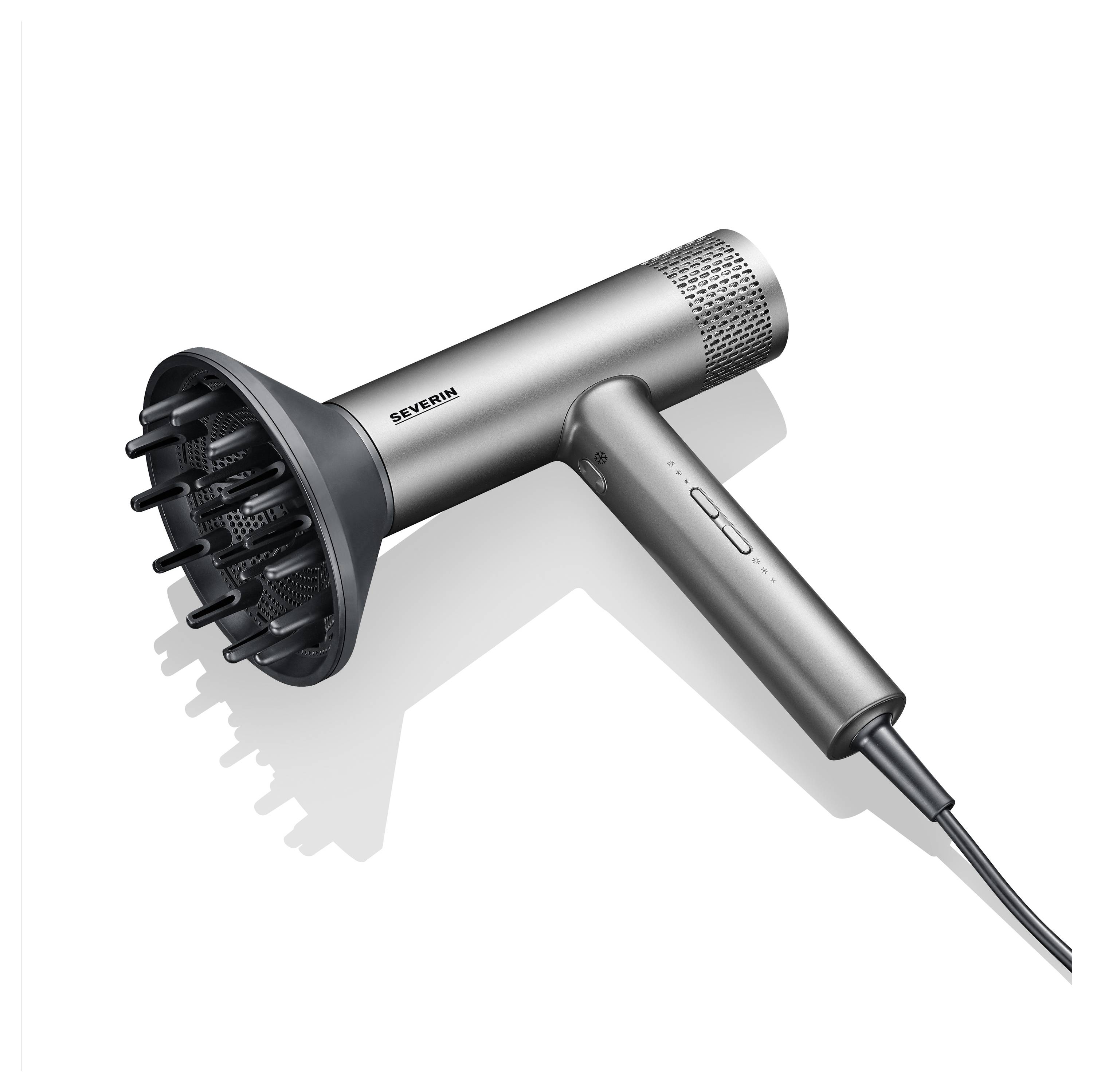 Een zilveren föhn met diffuser-opzetstuk en zwart snoer ligt op een wit oppervlak.