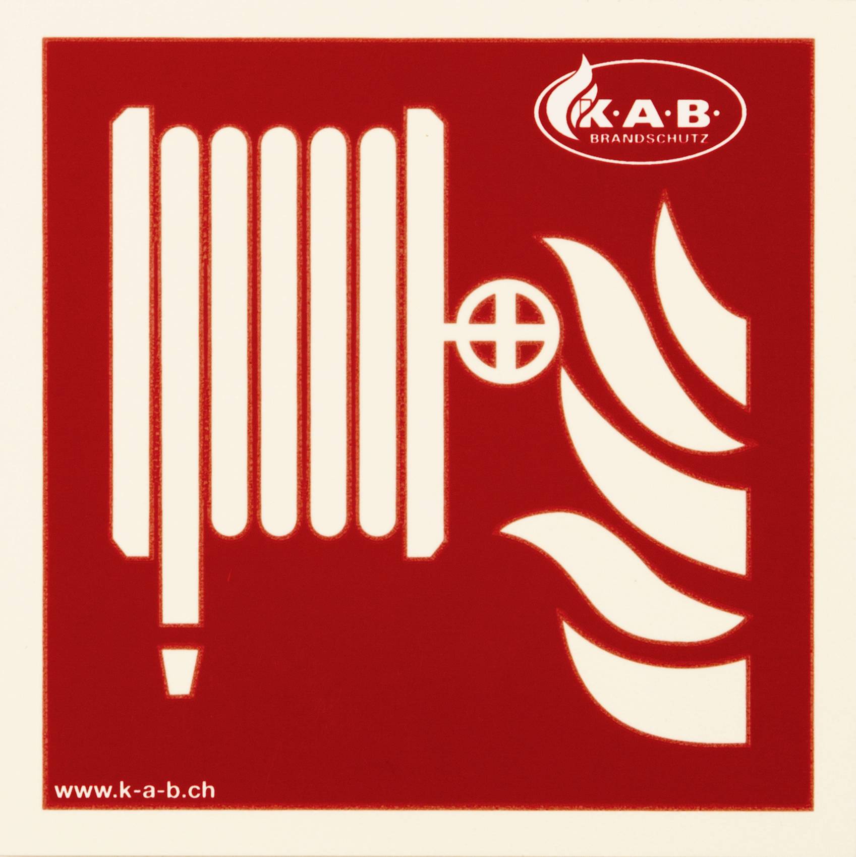Rood symbool voor brandblusslang: Een opgerolde slang links, vlamvorm rechts, markeert brandbestrijdingsuitrusting.