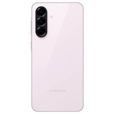 Een roze smartphone met drie verticaal gerangschikte cameralenzen aan de achterzijde; merknaam onderaan het toestel.