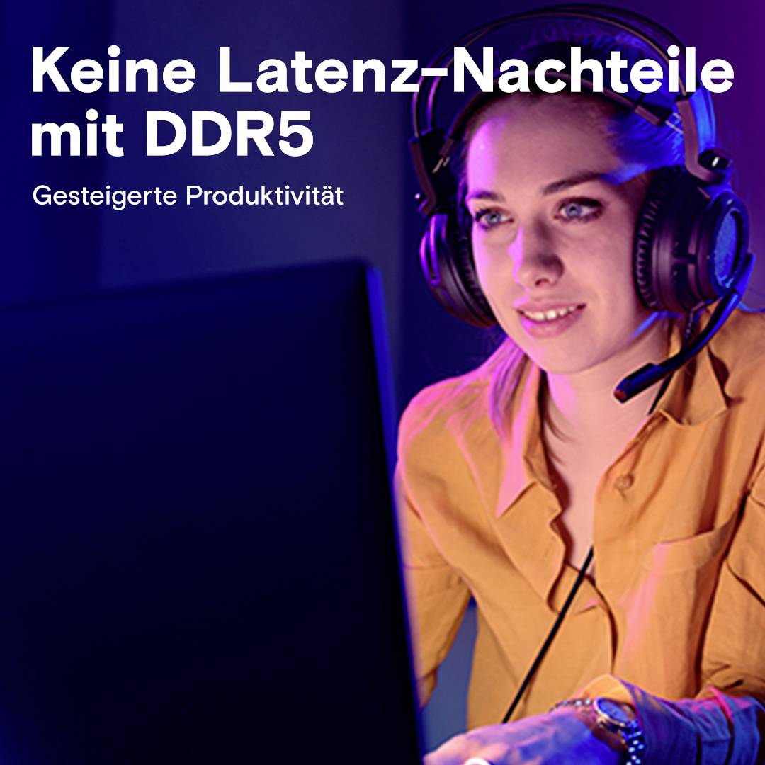 Een vrouw werkt op de computer, draagt een headset. De tekst zegt 'Geen latentie-nadelen met DDR5. Verhoogde productiviteit'.