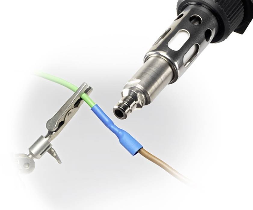 Een soldeerbout verhit een kabel die beschermd is met krimpkous en vastgehouden wordt in een krokodillenklem.