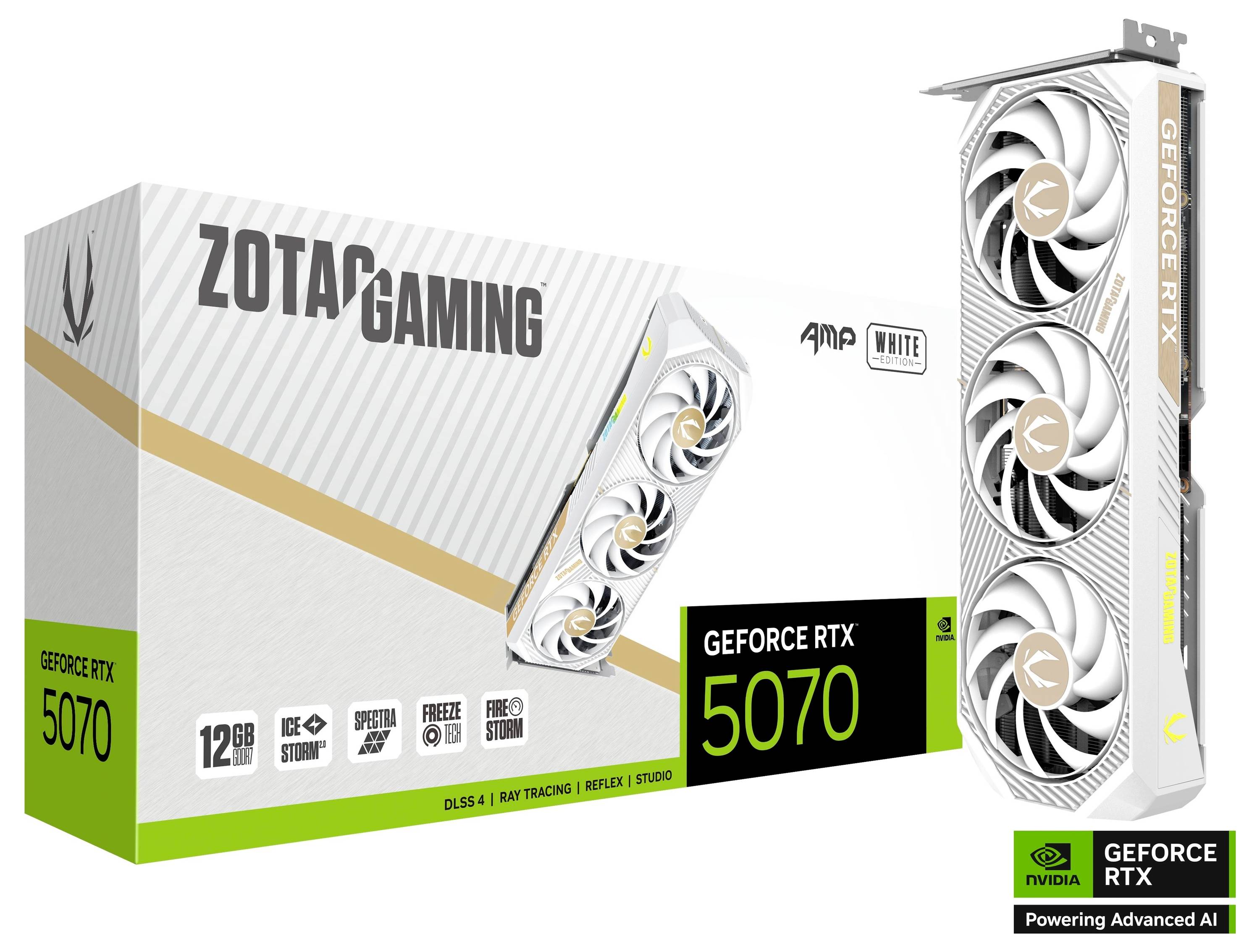 GeForce RTX 5070 videokaart van ZOTAC GAMING met drie ventilatoren en 12 GB geheugen in het wit, naast de bijbehorende verpakking getoond.
