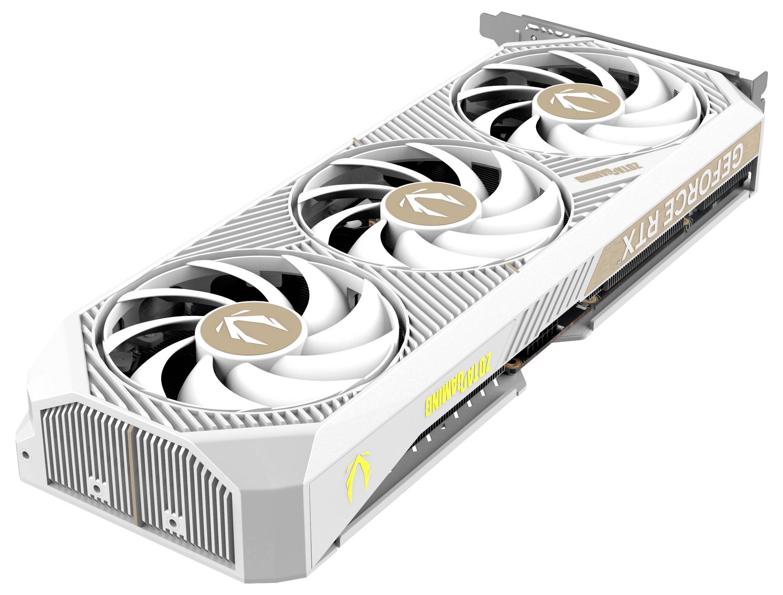 Videokaart met drie ventilatoren, witte behuizing en gouden accenten, 'GEFORCE RTX' merk zichtbaar aan de zijkant.