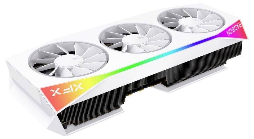 Witte computergrakaart met drie ventilatoren en een kleurrijke LED-strip aan de zijkant.