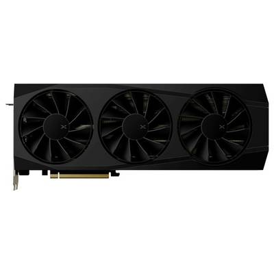 Zwarte videokaart met drie ventilatoren, horizontaal gepositioneerd. Hij heeft een PCIe-aansluiting linksonder.