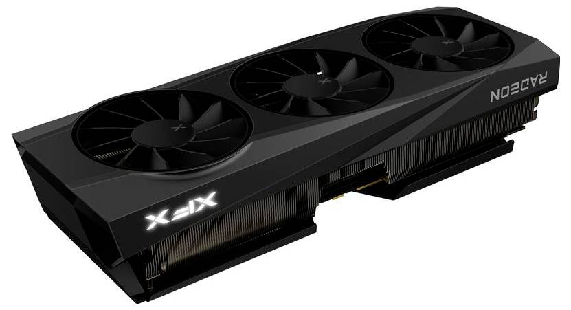 Een zwarte videokaart met drie ventilatoren en verlichte 'XFX' tekst aan de zijkant. Hij behoort tot de Radeon-serie.