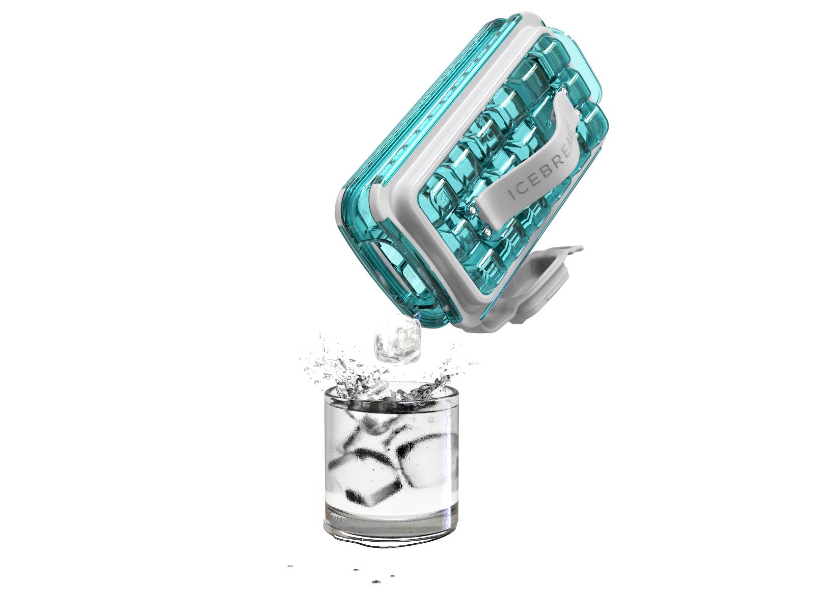 'Icebreaker' ijsblokjesmaker in turquoise giet ijsblokjes in een glas. De container wordt leeggemaakt boven een glas met meerdere ijsblokjes.