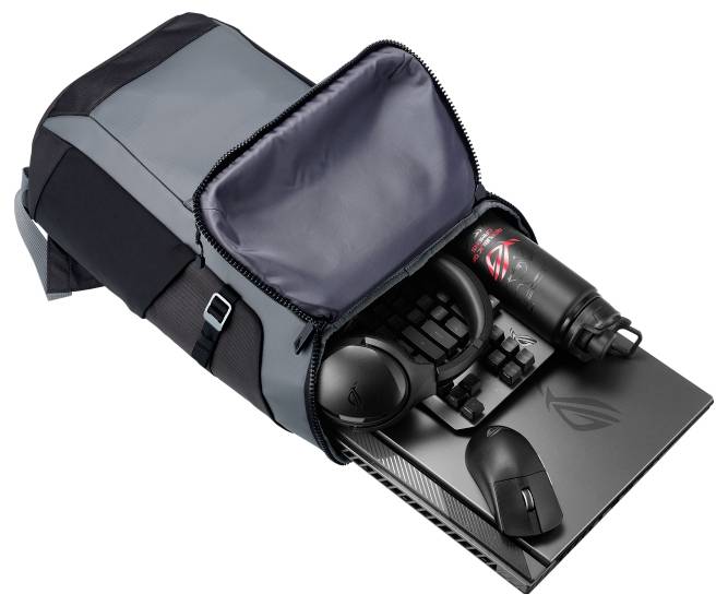 Een geopende rugzak met laptop, muis, toetsenbord en waterflacon aan de binnenkant, geschikt voor gaming-accessoires.