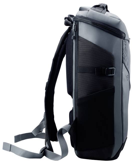 Zwarte rugzak van kunststof met rits. Gewatteerde schouderbanden, zijdelingse insteekvakken en een kleine gesp om te verstellen.