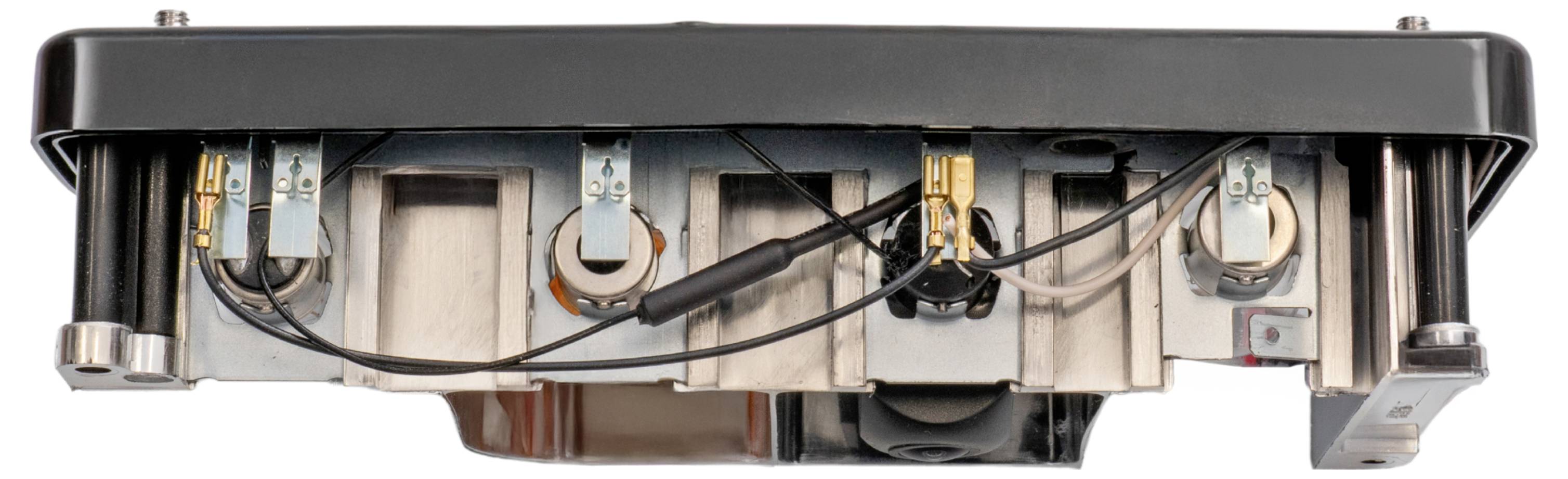 Onderaanzicht van een rechthoekig mechanisch apparaat met verschillende ronde componenten en bedrading, waarschijnlijk onderdeel van industriële machines.