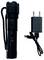 Zwarte zaklamp met polsband en oplader met USB-kabel.