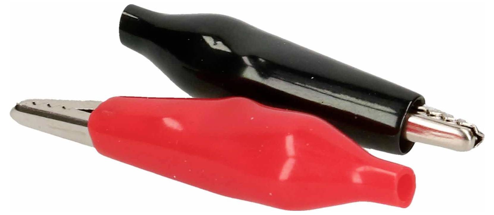 Een zwarte en een rode adapter met krokodillenklemmen liggen naast elkaar; ze worden vaak gebruikt om elektrische verbindingen tot stand te brengen.