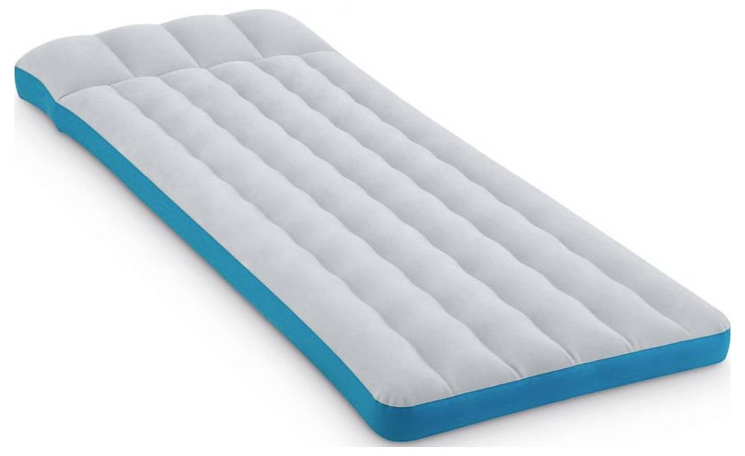 Een grijze opblaasbare matras met een blauwe basis, voorzien van horizontale groeven en een licht verhoogde hoofdsectie aan één uiteinde.
